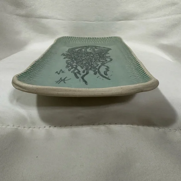 Studio pottery trinket tray. Green glaze with hand painted Jellyfish design. - Picture 6 of 14